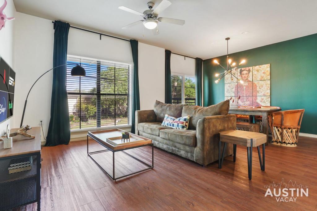 Stylish 4BR with Smart TV and Free Garage Parking, Austin