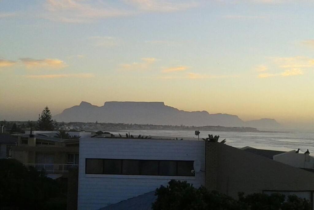 Stunning apartment with ocean views and Table Mountain, Melkbosstrand