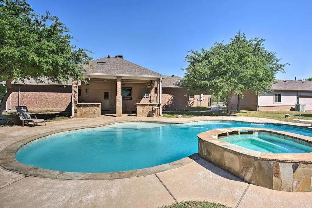 Heated Pool, Pool Table, Hot Tub, Home Theatre, Guest House, Basketball Court, Sleeps-20, Allen