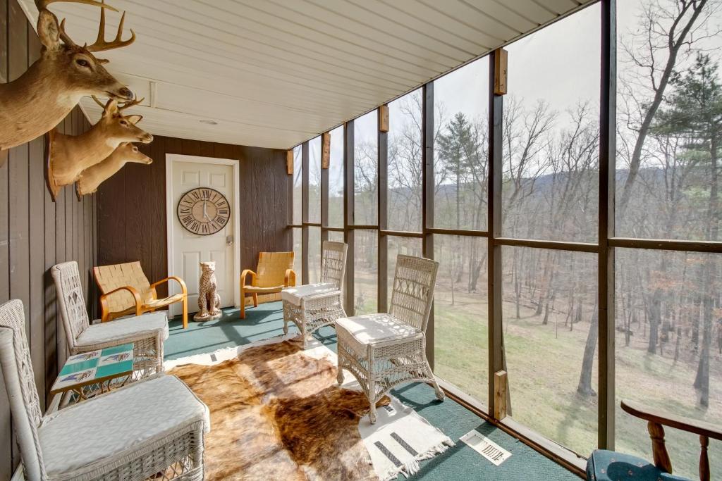 Broadway Cabin with Hot Tub Hike and Ski, Broadway