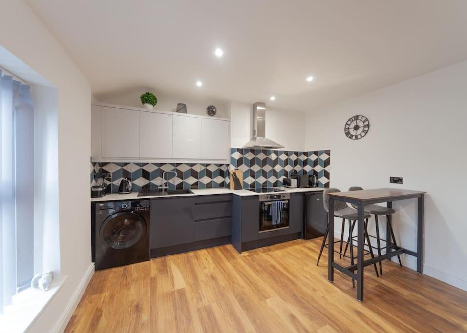 Beautiful 7 bed home, ideal for groups, sleeps 11!, Morecambe