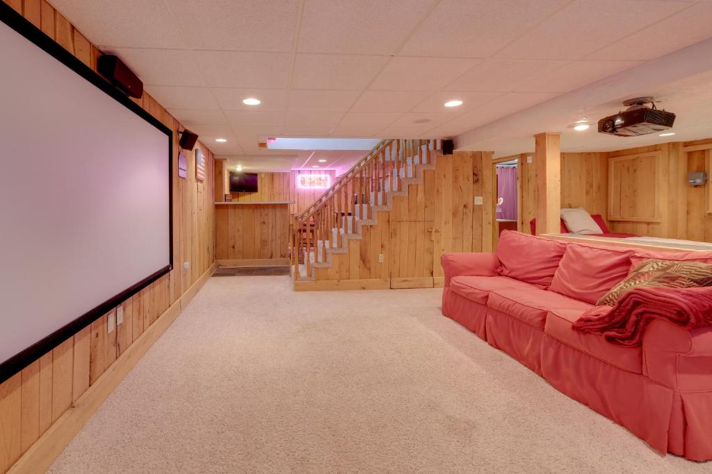 Quaint Blacksburg Studio Stay with Home Theater!