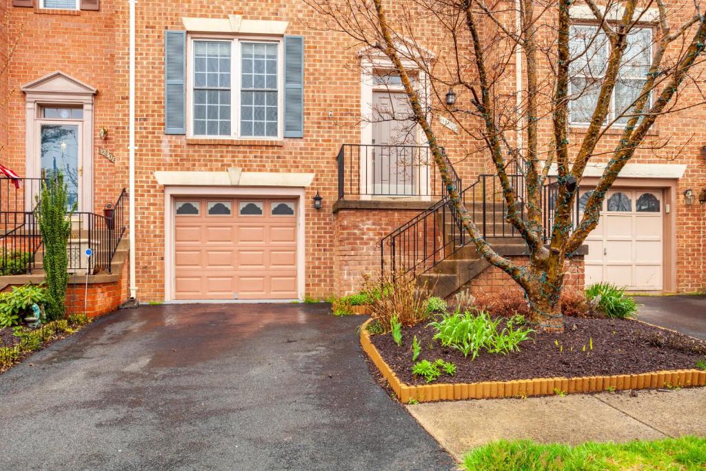 Pet-Friendly 3BR Townhouse in Fairfax + Parking