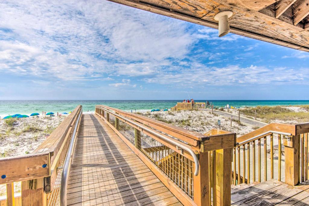 Canalfront Condo with Pool - Walk to Destin Beach!, Destin