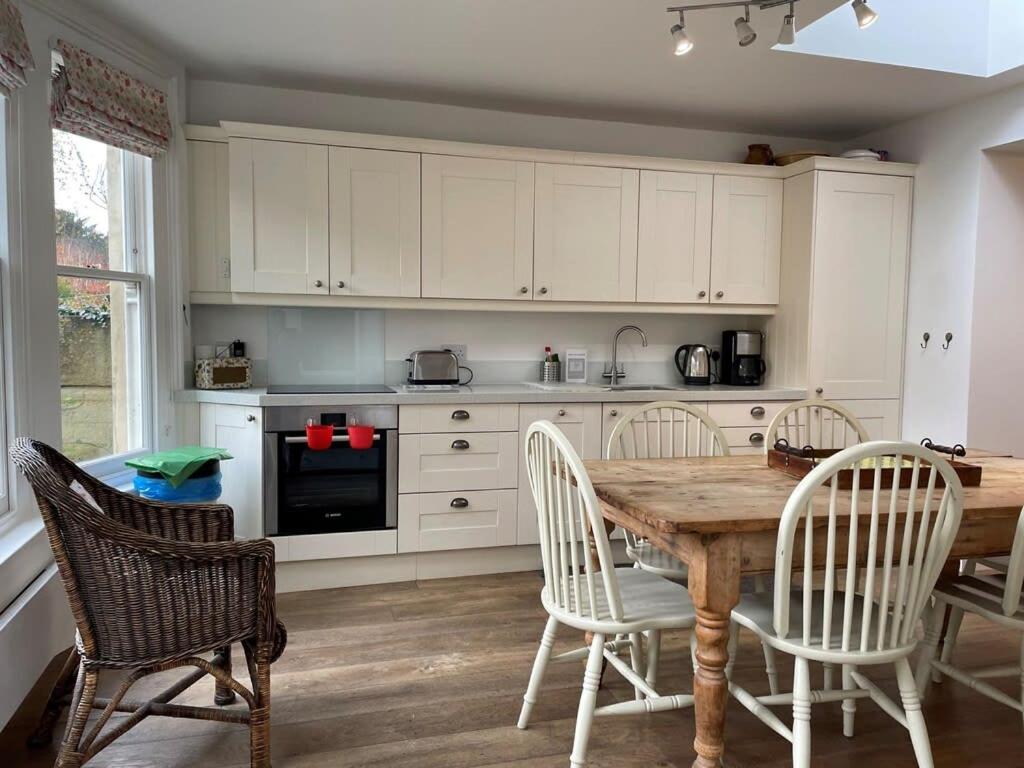 Beautiful 3 Bed Basement Flat With Garden, Bath