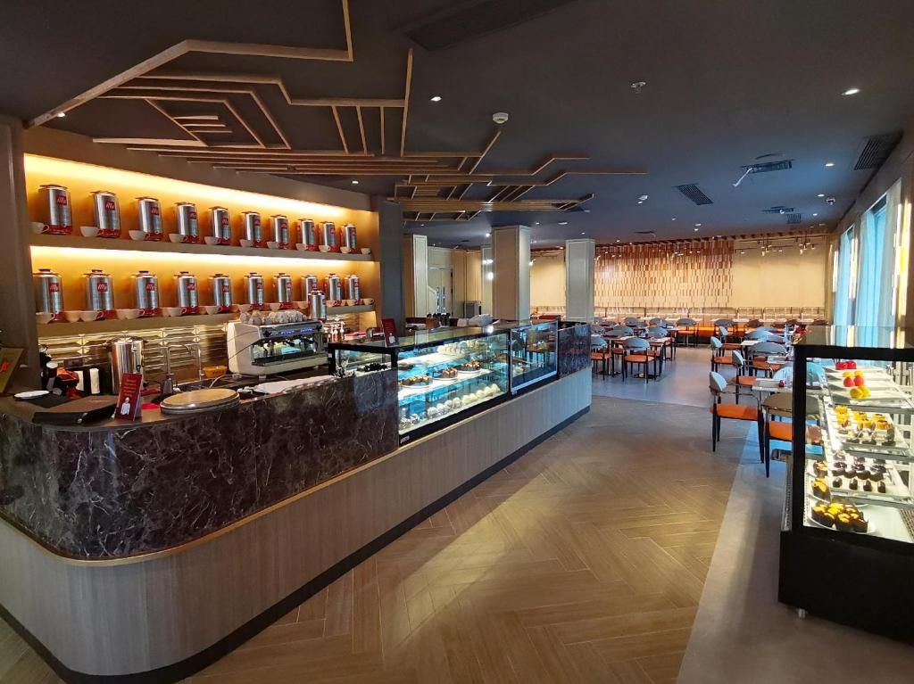 Restaurant, The Marison Hotel in Legazpi