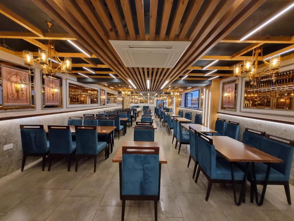 WHITE WATER RESORTS 로비