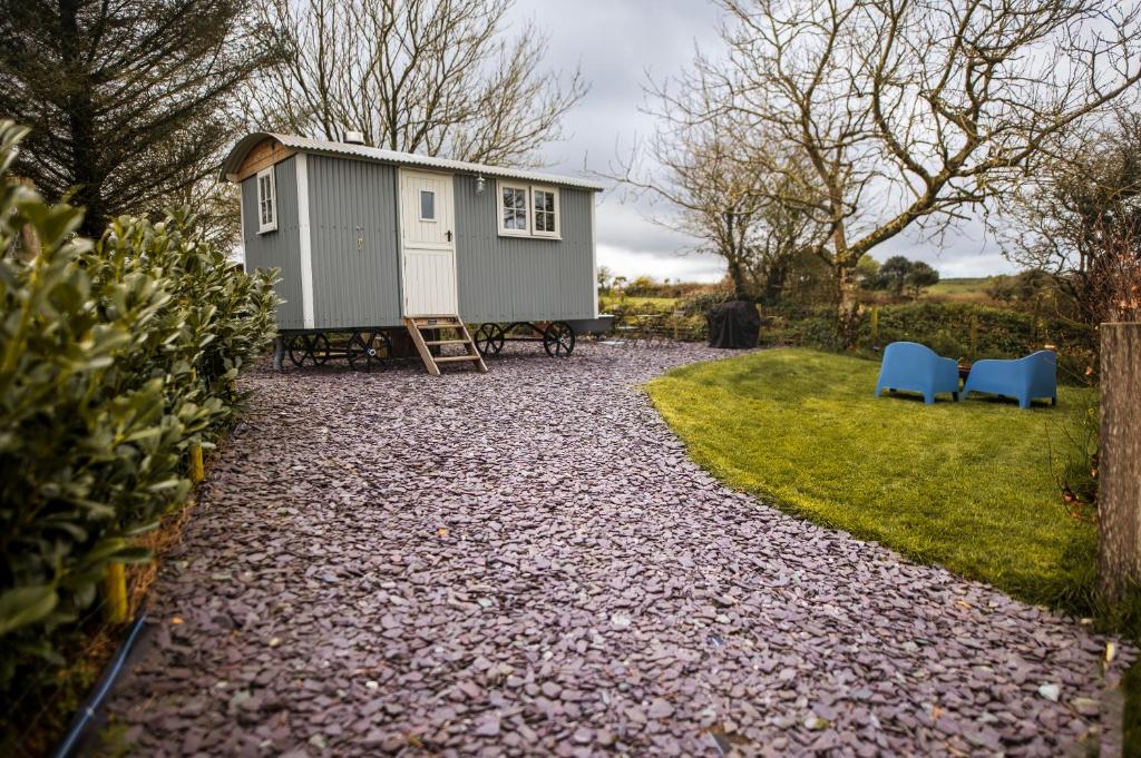 Luxury Shepherd's Hut on Meadow with Outdoor Bath in Mid Cornwall, Truro