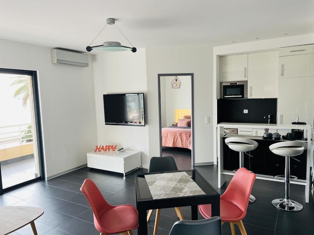 T2 Front de Mer 2pers 1 minute de la plageT2 de 44 m2 plus terrasse 16m2 , vue mer panoramique et en face de la plage Cet appartement refait à neuf bénéficie d'un confort et d un équipement optima Cet appartement est idéal pour 2 personnes avec sa chamb - 3
