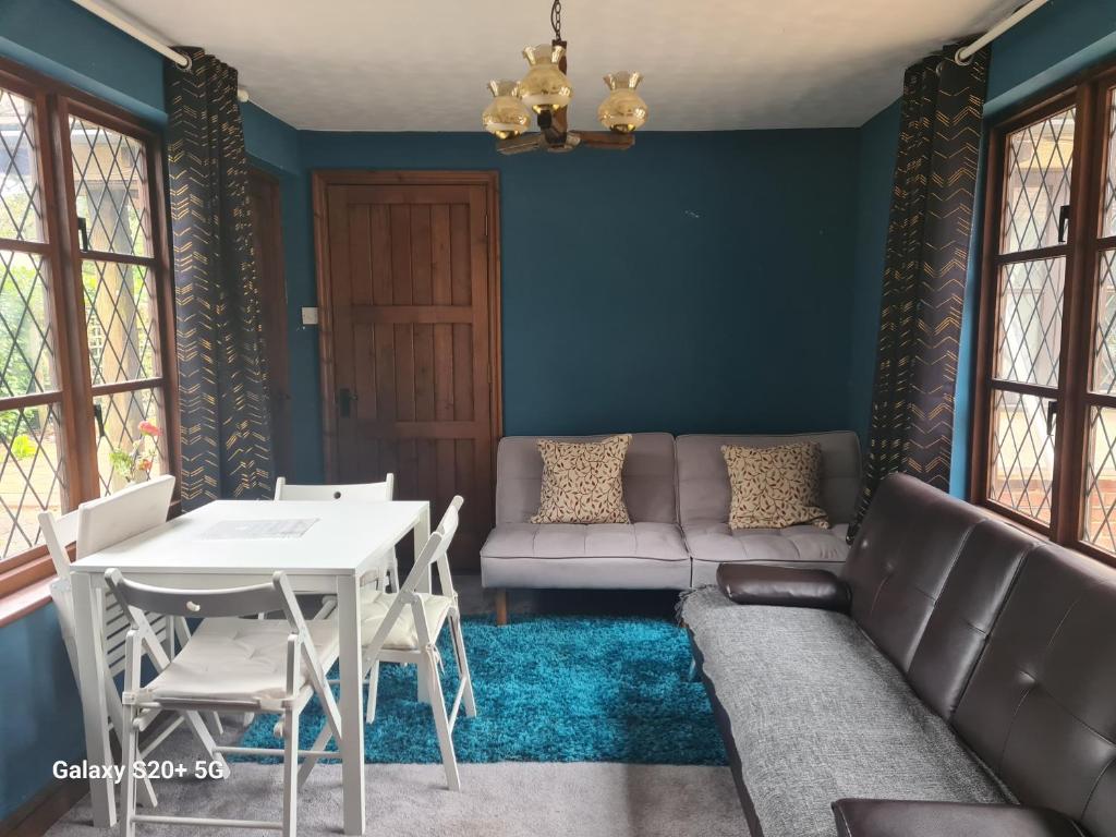 The Reading apartment with gardens and koi pond 전경