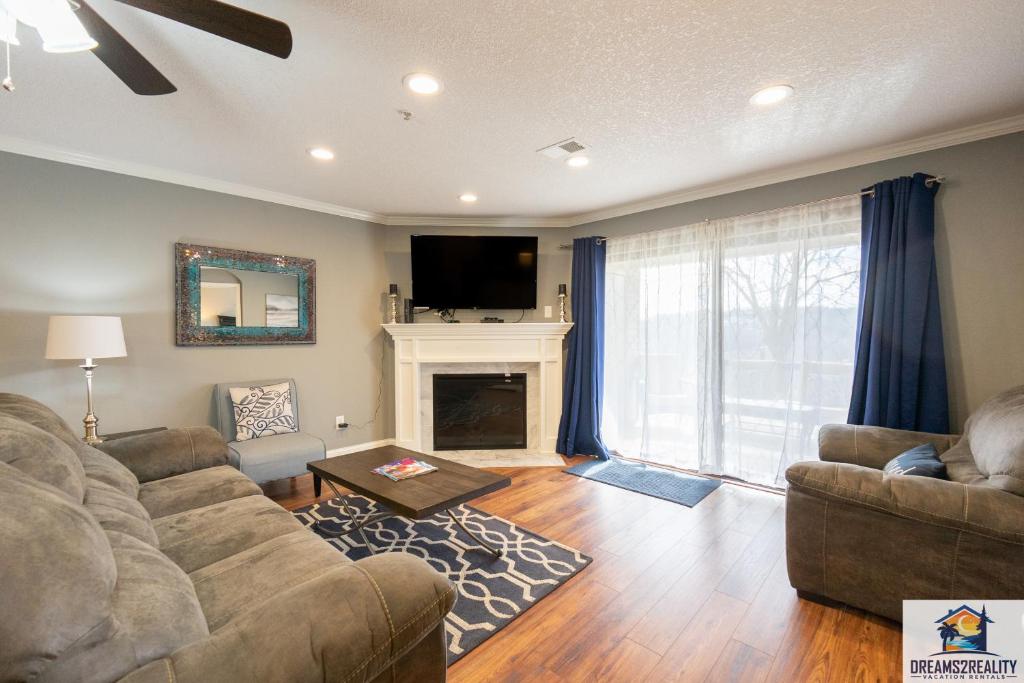 2BR Updated Condo - Close to the Strip - Stairs Required - 2 Pools - FREE TICKETS INCLUDED - FHE-3, Branson