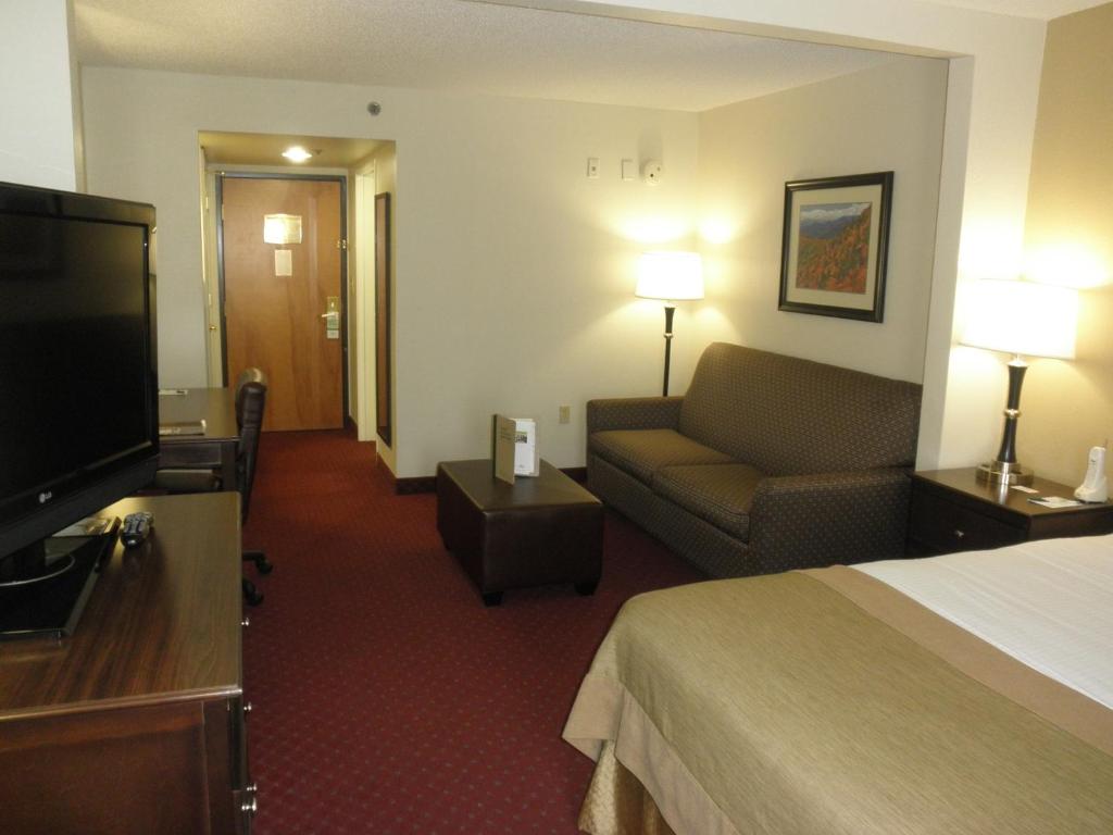 Wingate by Wyndham Greensboro photo