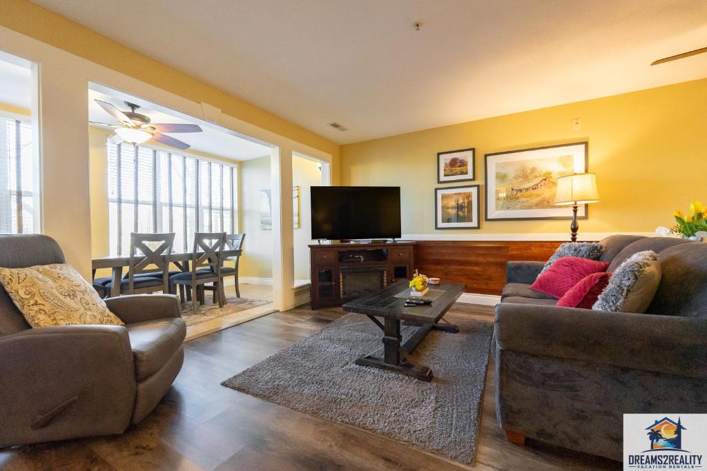 2BR Walk-In Condo - Near the 76 Strip - Pool - FREE TICKETS INCLUDED - CLC-7, Branson