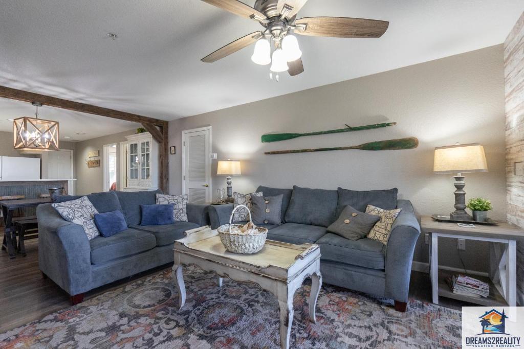 3BR Updated Walk-In Condo - Near the Strip - FREE TICKETS INCLUDED - CH4-4, Branson