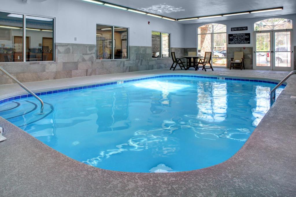 Country Inn & Suites by Radisson, Asheville Downtown Tunnel Road (Biltmore Estate), NC photo
