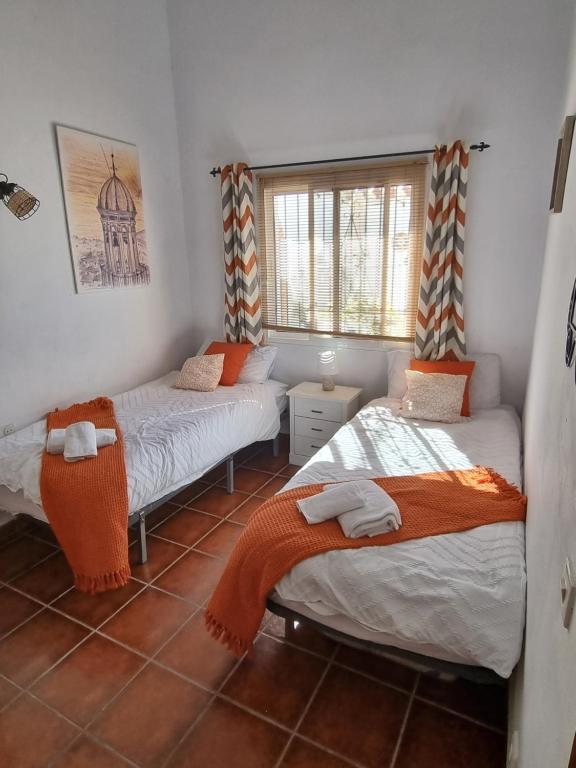 Lovely 2 Bed Apartment with Stunning views & Pool - 5