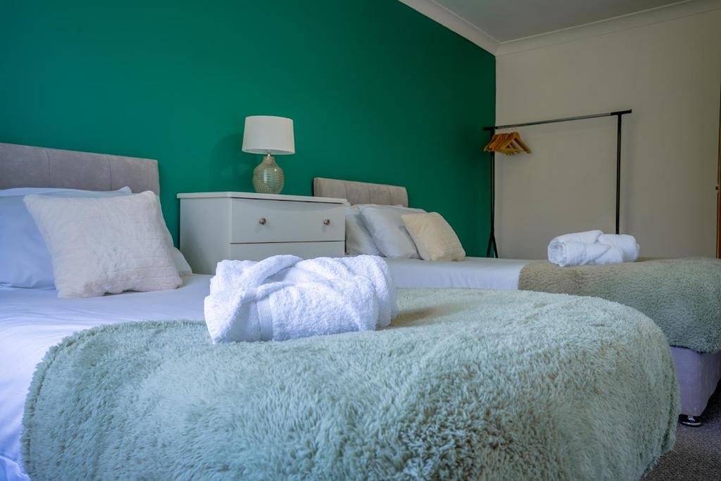 Raymond James Accommodation, sleeps up to 7, free parking, full amenities and garden, Peterborough