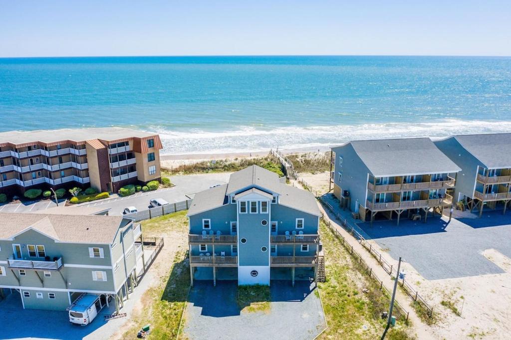Hang Zen - Beachfront Luxury 6 BR Hot Tub, Elevator, North Topsail Beach
