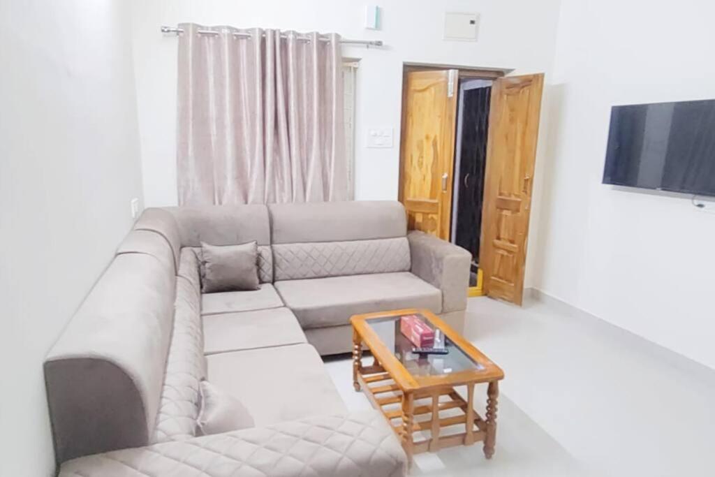 Servostay 2 Bhk Fully Furnished in Hafeezpet #202, Hajdarábád