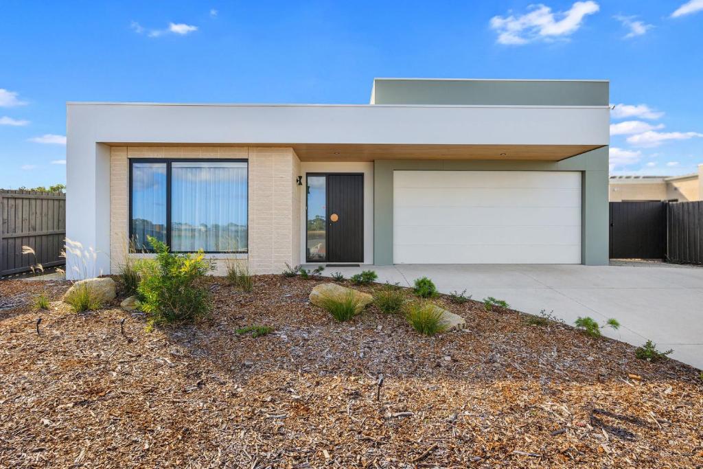 Once Upon A Tide Linen included, Inverloch