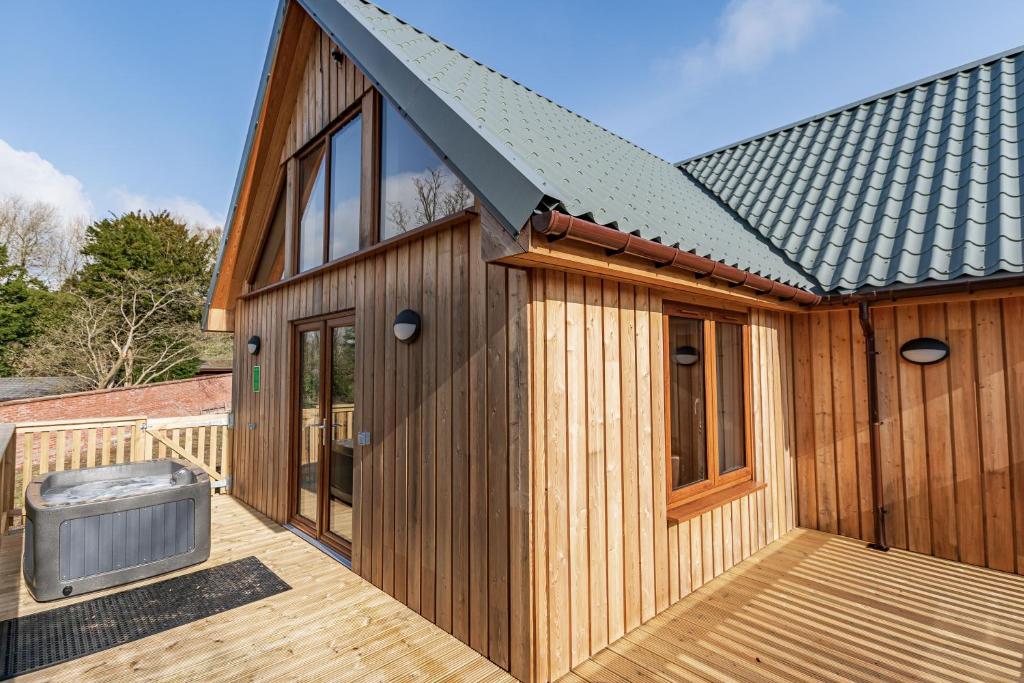 Kestrel Lodge 2 with Hot Tub, Newton Stewart