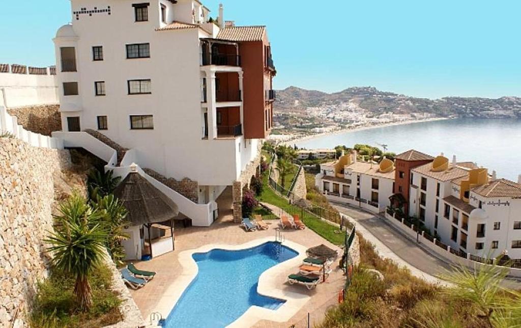 Lovely 2 bed apartment with views & communal pool - 2