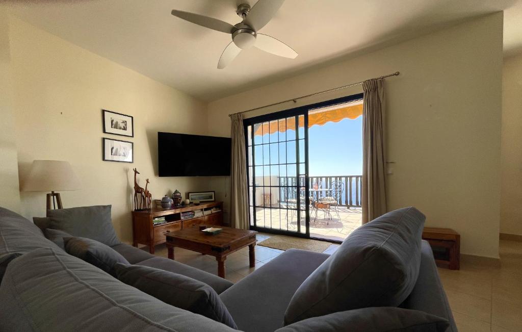 Lovely 2 bed apartment with views & communal pool - 4