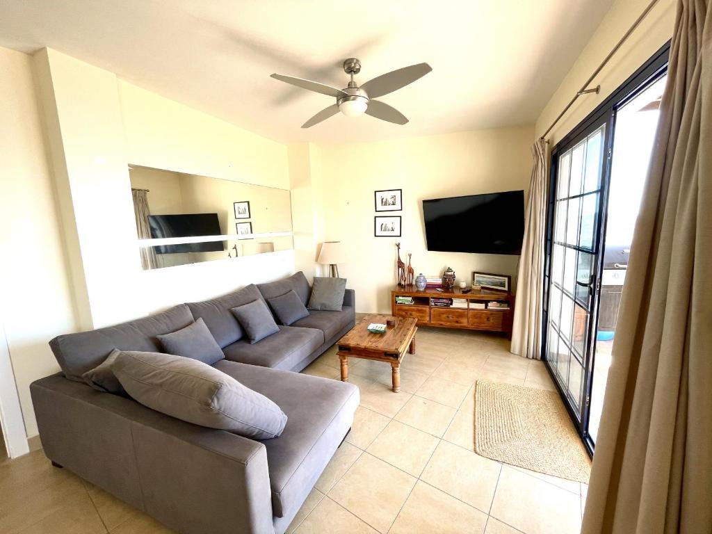 Lovely 2 bed apartment with views & communal pool - 5
