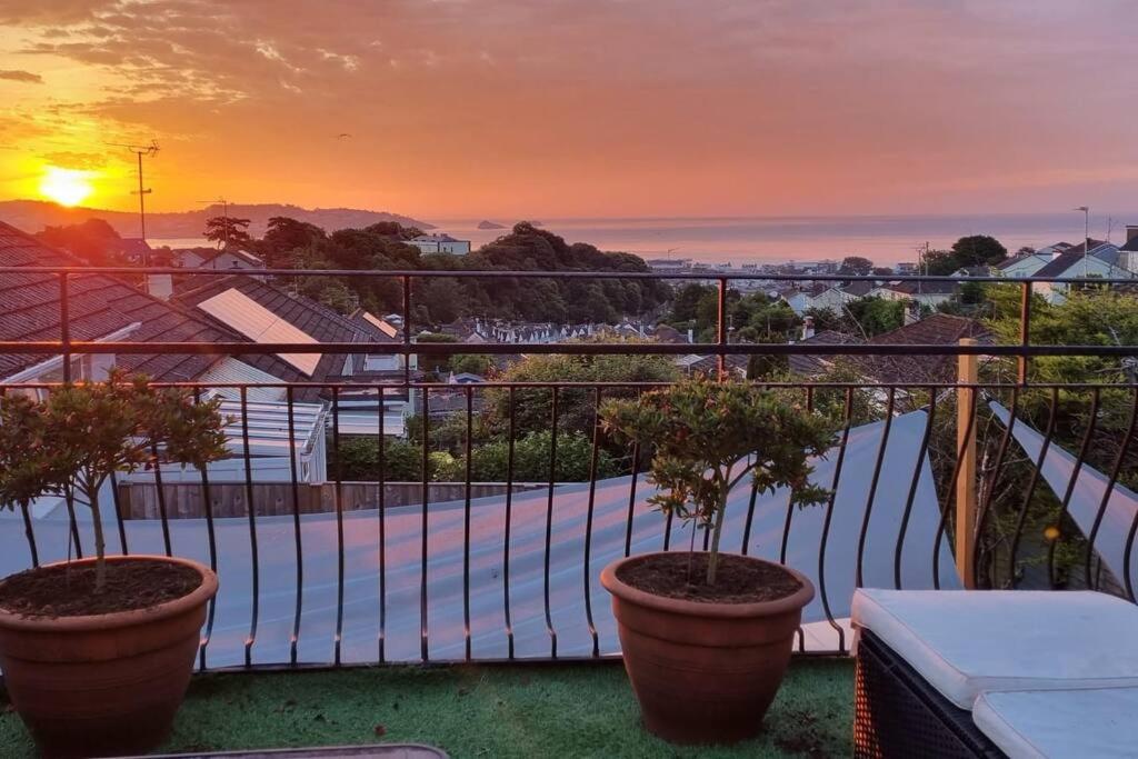 3 Bedroom Bungalow with great Sea Views, Private Hot Tub & Gardens photo 7