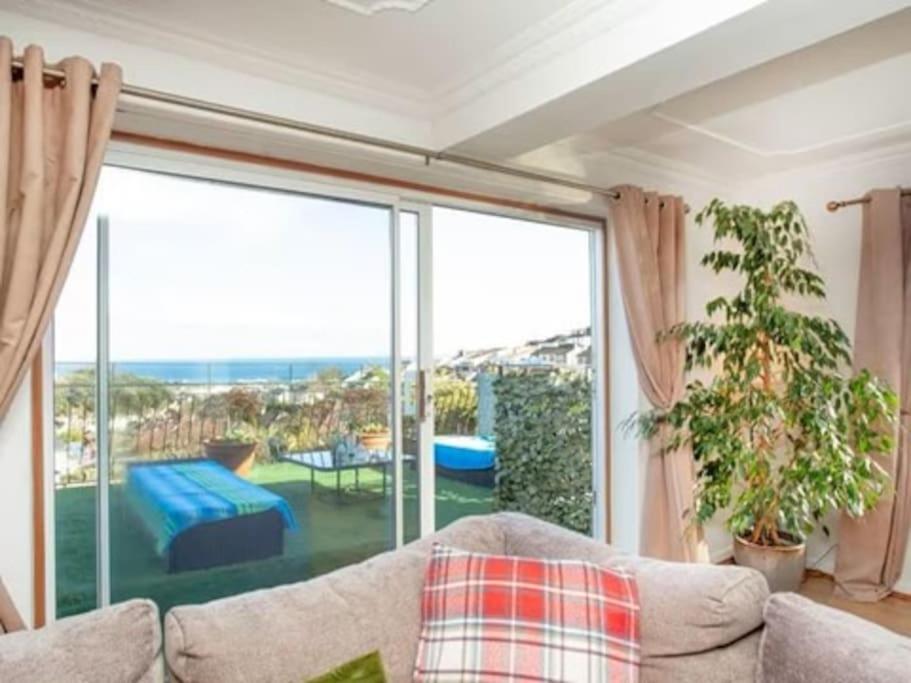 3 Bedroom Bungalow with great Sea Views, Private Hot Tub & Gardens - photo 3