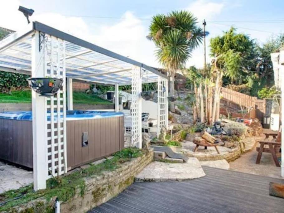 3 Bedroom Bungalow with great Sea Views, Private Hot Tub & Gardens photo 6