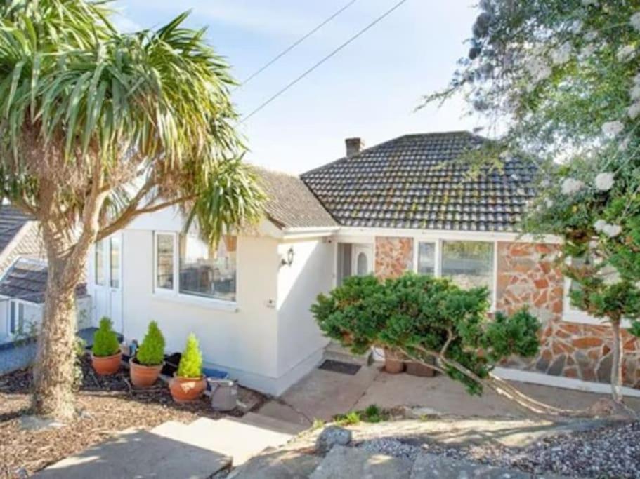 3 Bedroom Bungalow with great Sea Views, Private Hot Tub & Gardens photo 8