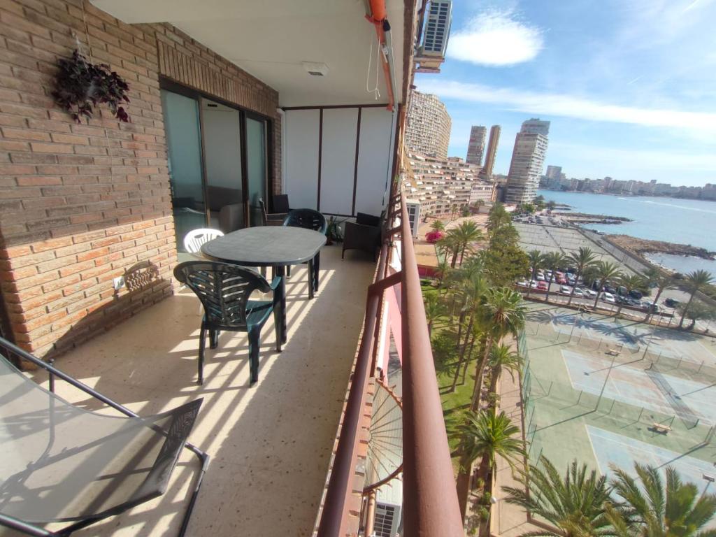 Very lightful apartment. Incredible sea views. Big terrace, Swimming pool. AC. Very close to Alicante city center. - 3