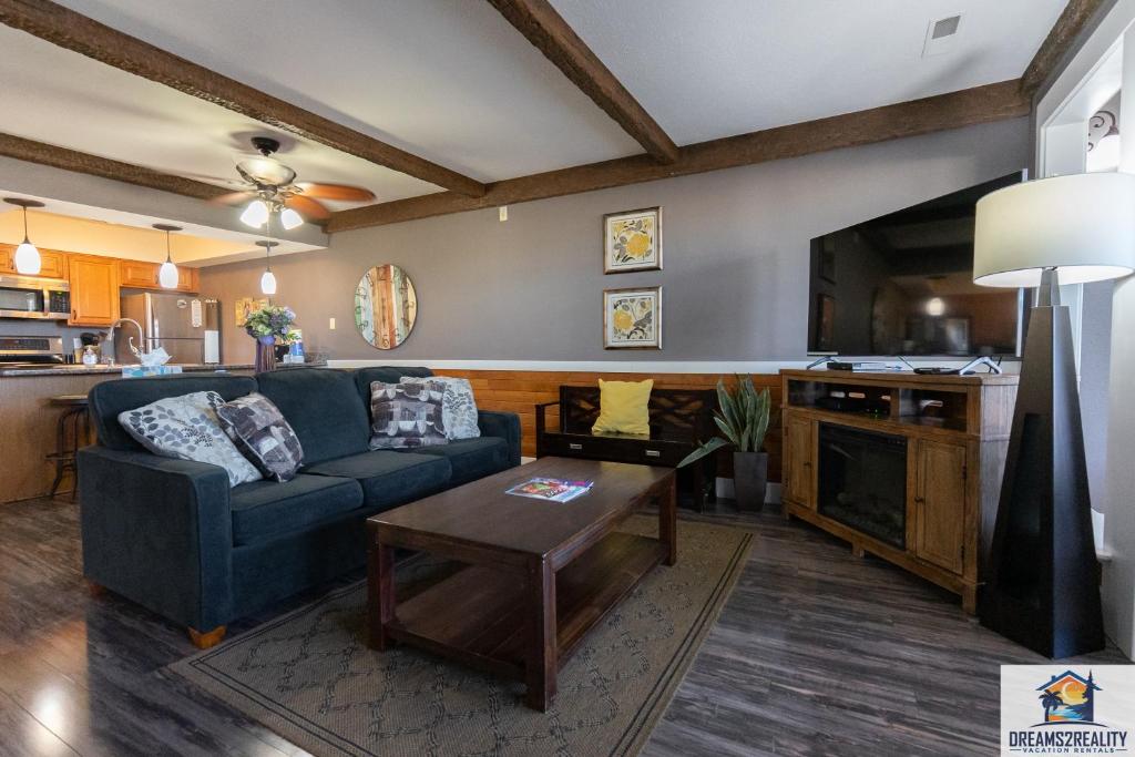 2BR Walk-In Condo - Near the 76 Strip - Pool - FREE TICKETS INCLUDED - CLA-8, Branson