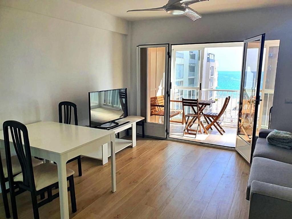First line apartment with 3 bedrooms and seaviews, Benidorm