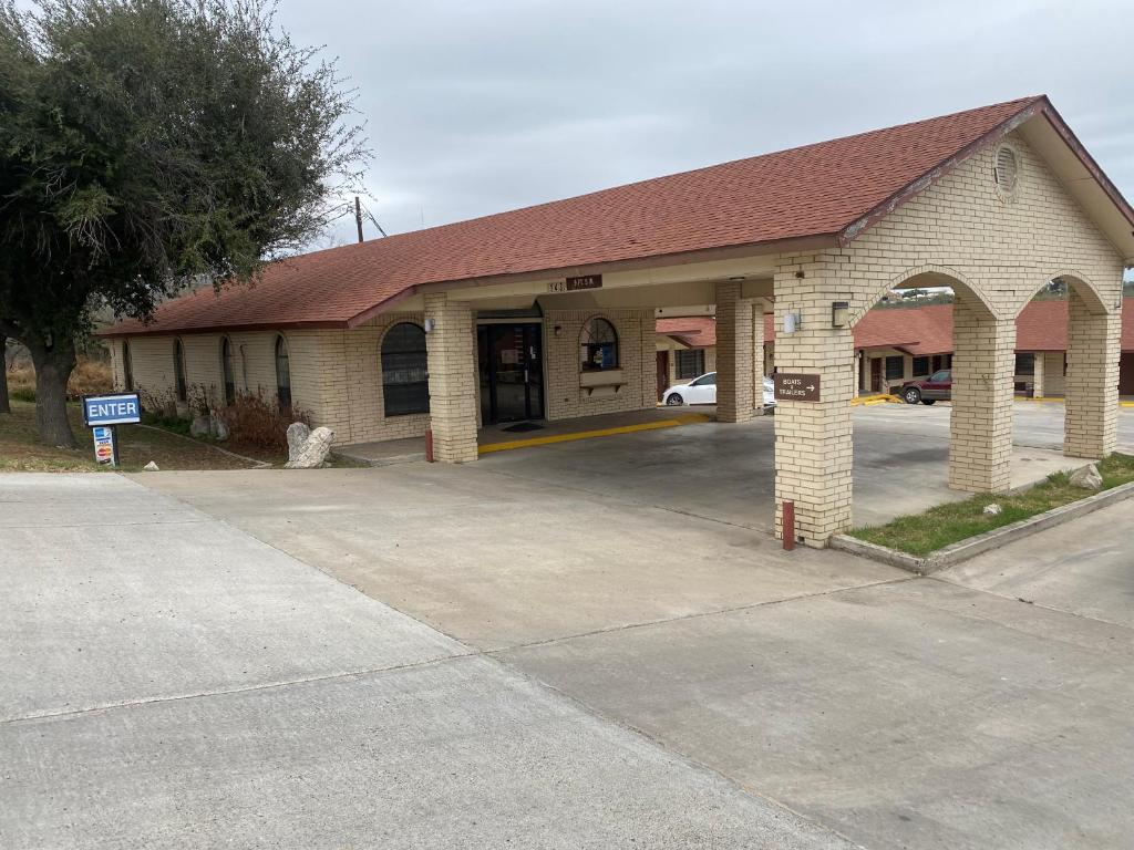 Falcon Executive Inn photo