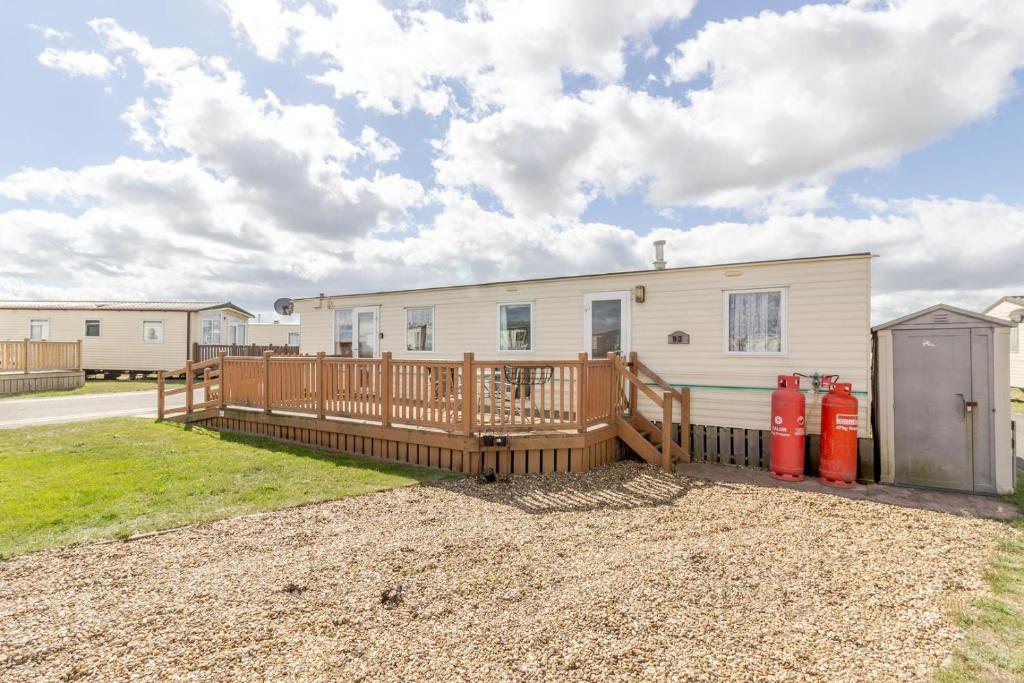Stay at 8 Berth Caravan For Hire By The Beach Many Attractions In Suffolk Ref 40093nd in East of England, England