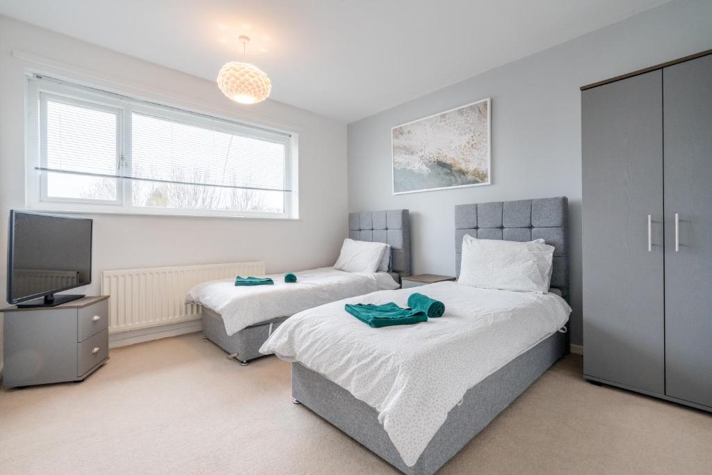 Stylish & Comfortable 3BR Spacious Home with Parking, Greenhill