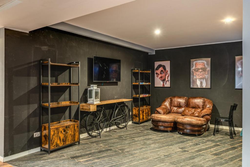 Shared lounge/TV area