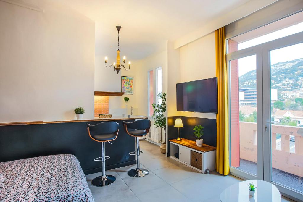 #3 Toulon CENTRE, BALCON, LUMINEUX, STATIONNEMENT FACILE, TOUT CONFORT - 4