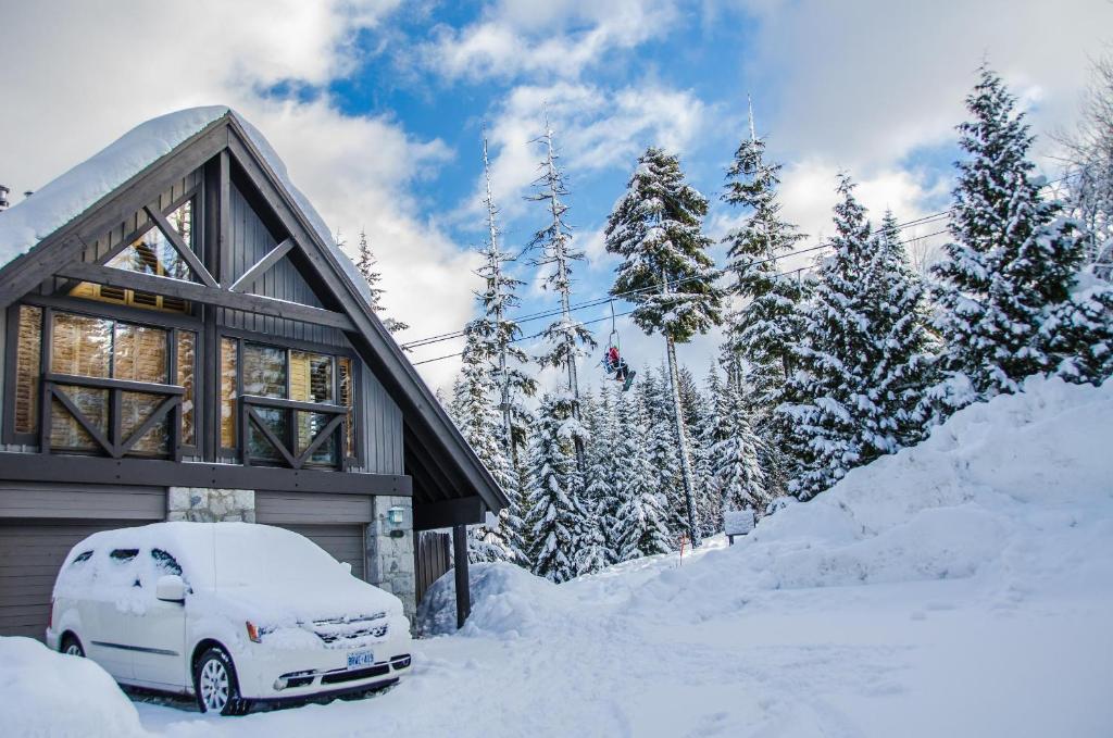 Pinnacle Ridge 38 - 5 Steps Away From The Ski Run, Wood Fireplace, Whistler