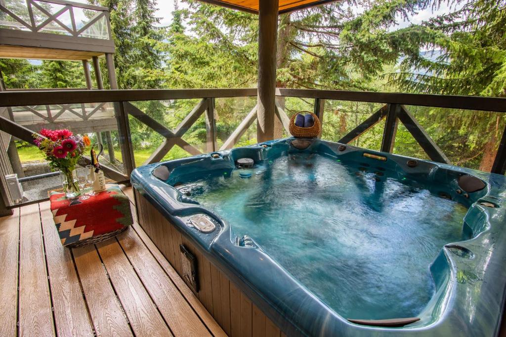 Pinnacle Ridge 36 - Ski In Ski Out, Newly Renovated, Private Hot Tub, Wood Fireplace, Whistler