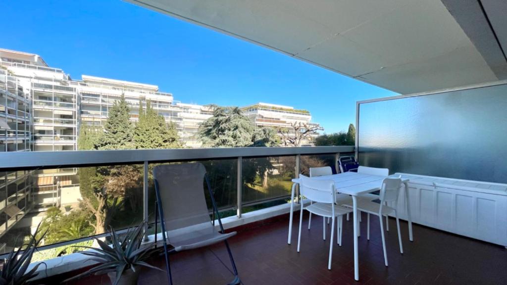 Ideal vacation apartment in Juan-les-Pins, with a pool and 5 minutes from the beach - 2