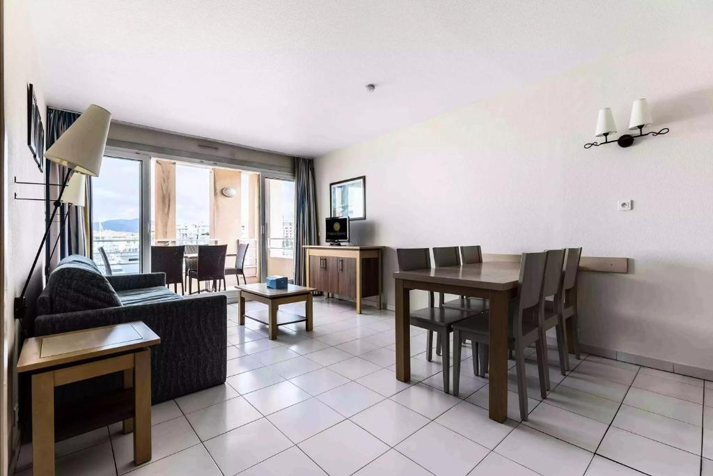 Shared lounge/TV area