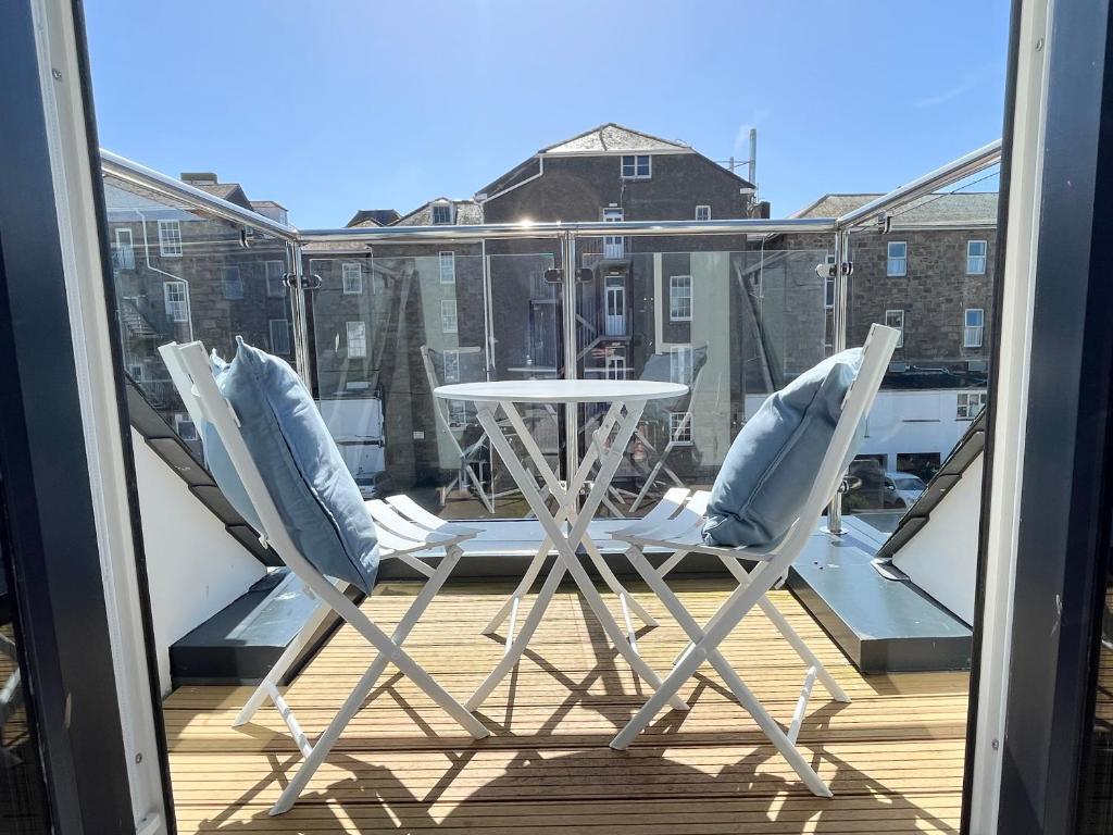 Exceptional 3 Bed Home near Penzance Seafront photo 5