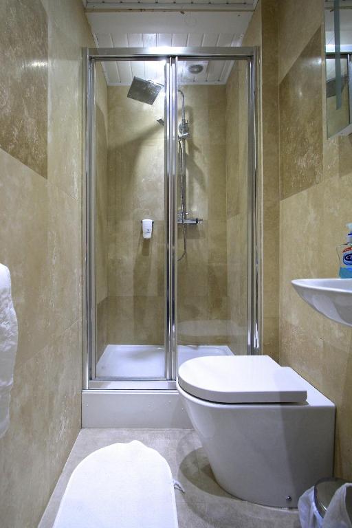 ビーコンズフィールド ホテル (Beaconsfield Hotel) バスルーム（客室）