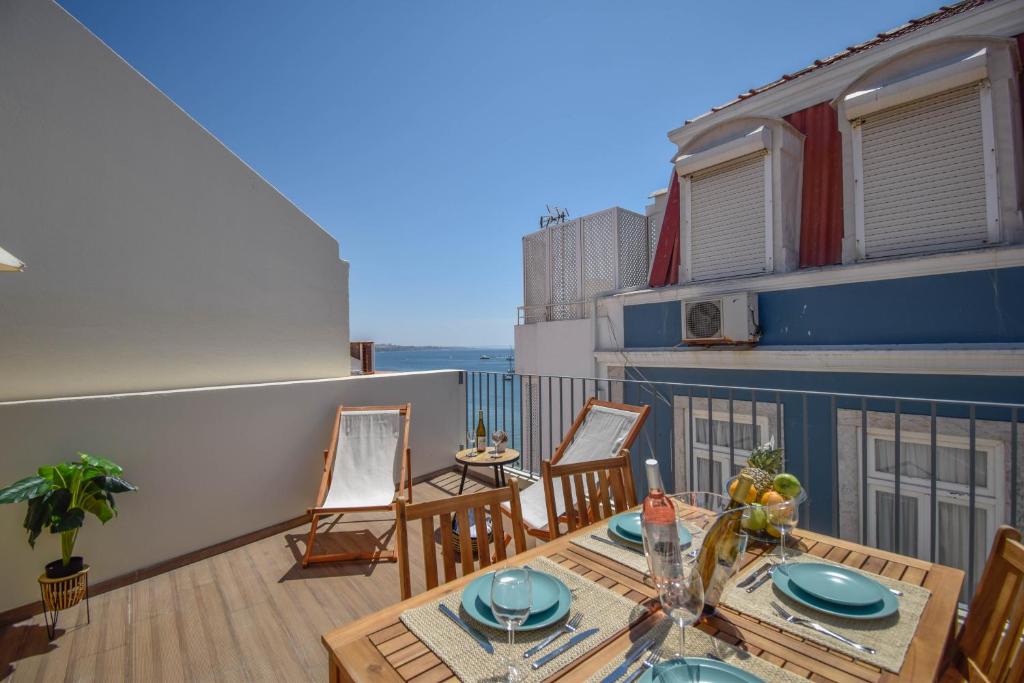 Central & Stylish 2 Bedroom Apartment w/ Balcony, Cascais