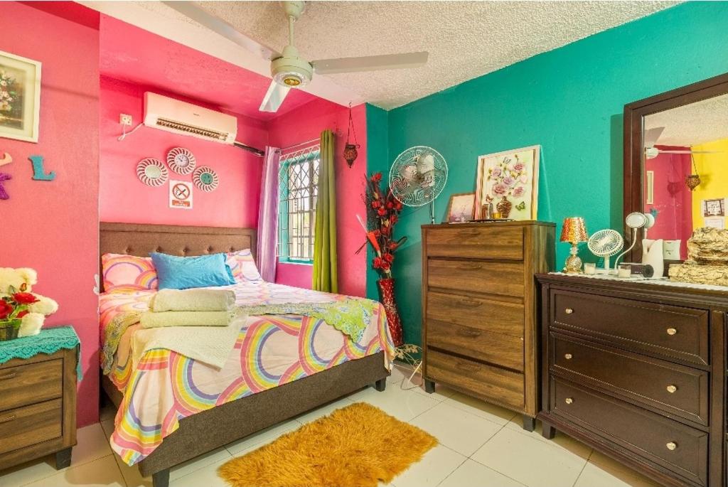 Colorful Private Room Oasis, Montego Bay