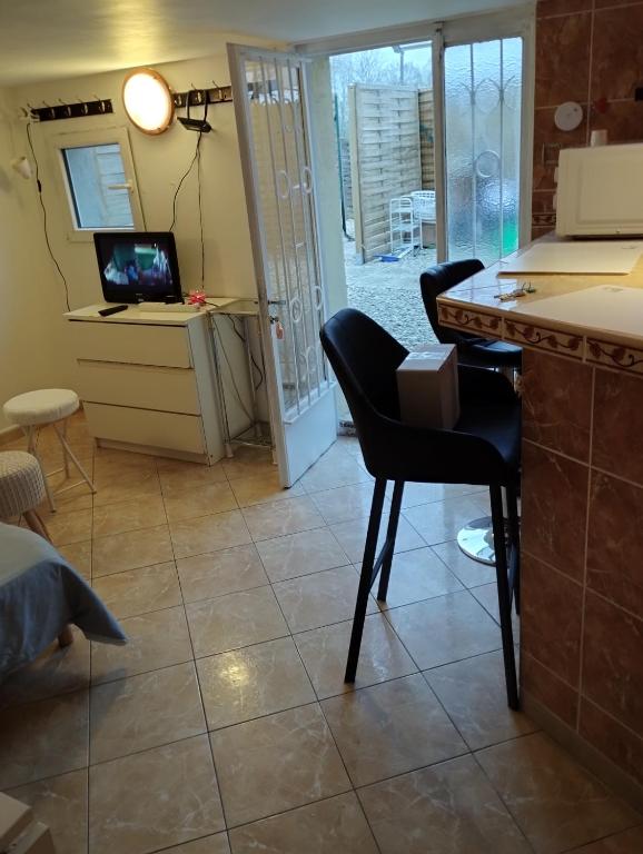 Cosy Studio meublé avec piscine partagée, La Ferté-Gaucher