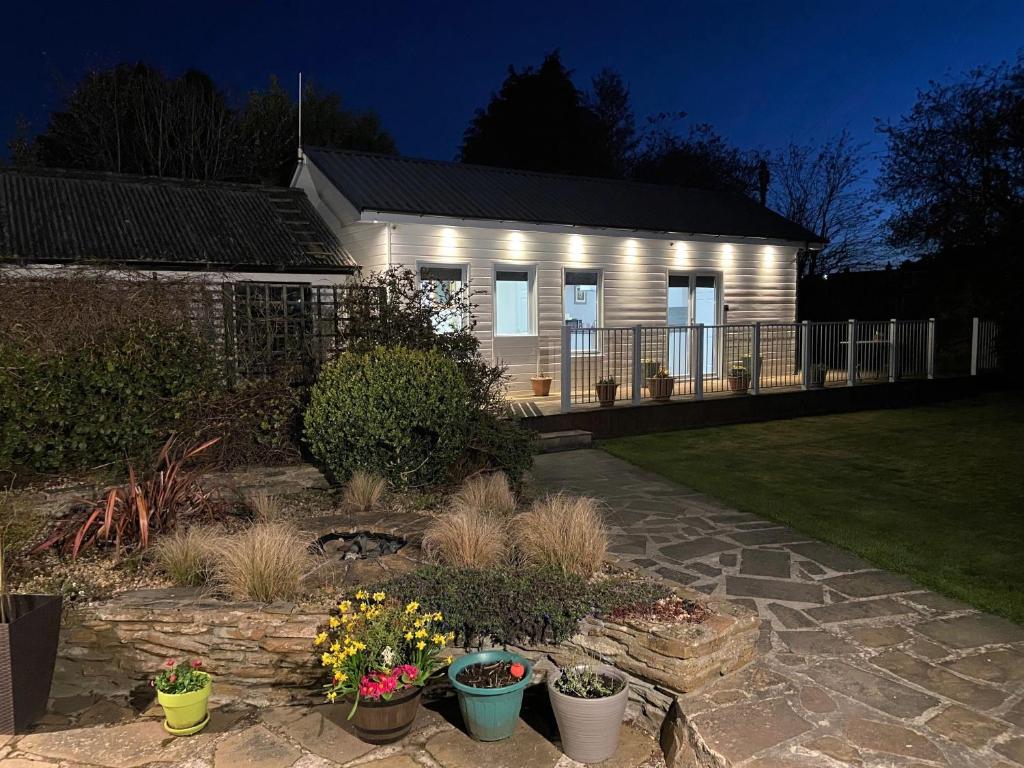 Chalet on the Green - Self Contained with parking., Inshes